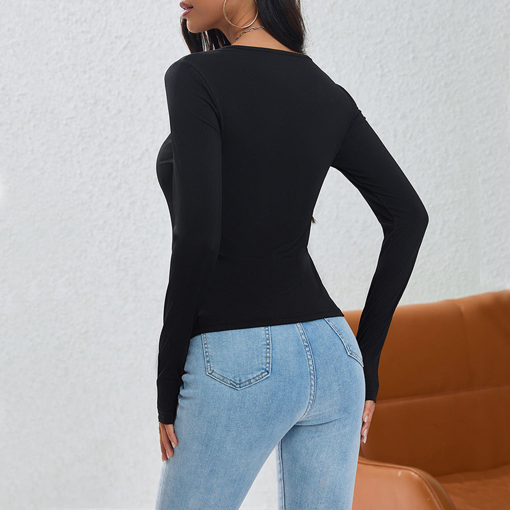 Kvinnors långärmad skjorta med elegant knappdesign och asymmetrisk fåll Mirla-Eva Jonsson