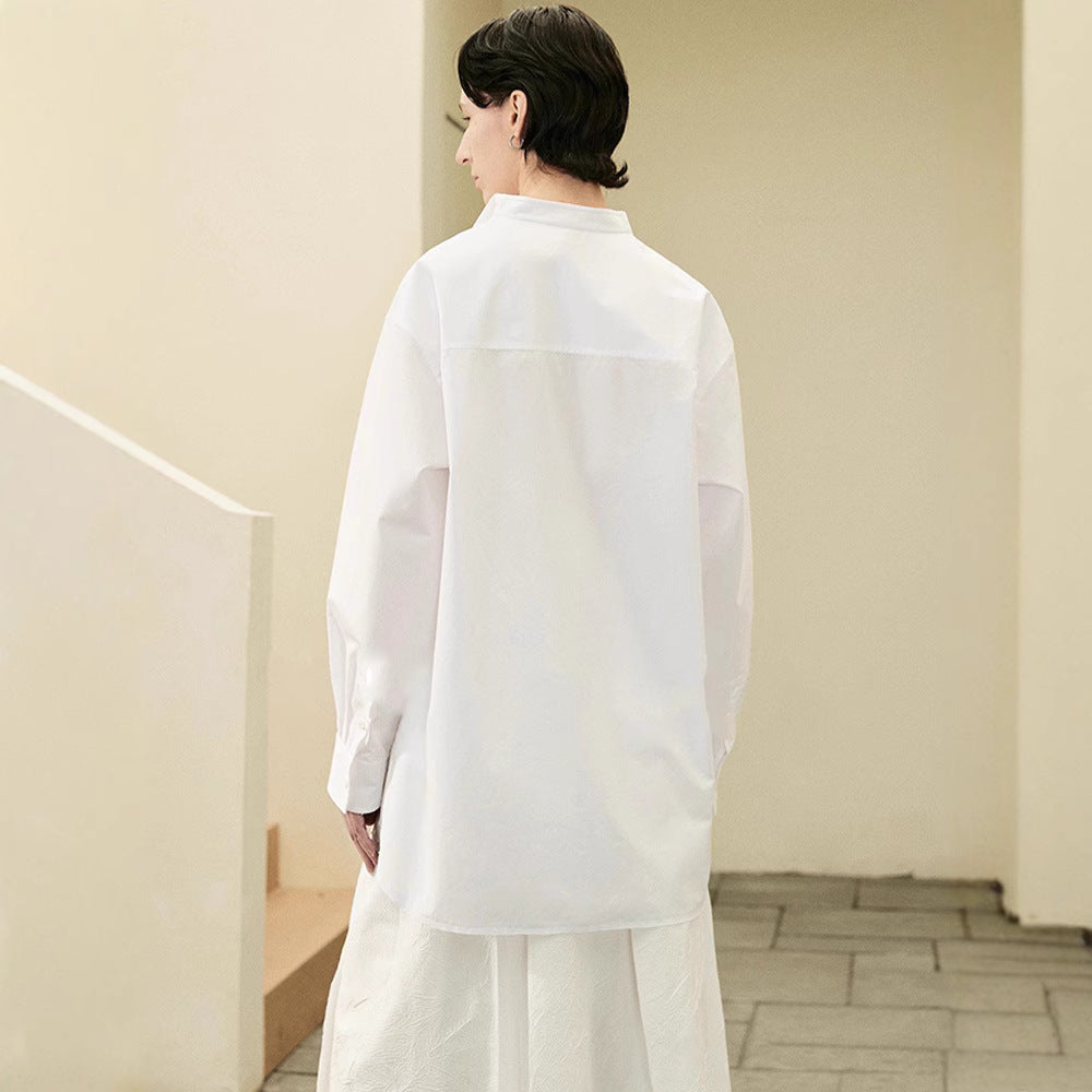 Kvinnors långärmad skjorta med minimalistisk knappslå och bröstficka Mirla-Eva Jonsson