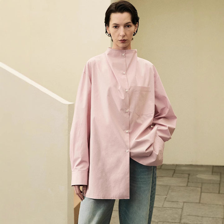 Kvinnors långärmad skjorta med minimalistisk knappslå och bröstficka Mirla-Eva Jonsson