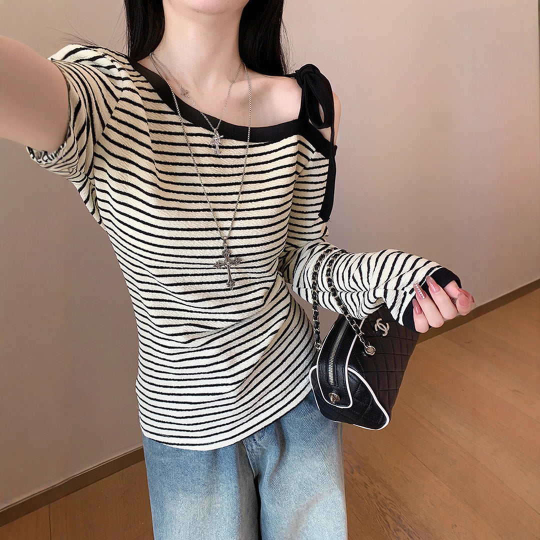 Kvinnors långärmad topp med off-shoulder design och trendiga ränder Mirla-Eva Jonsson