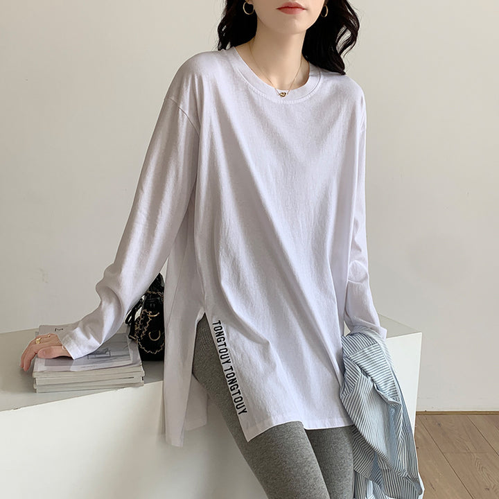 Kvinnors längre oversized skjorta med sidofickor och modern text Mirla-Eva Jonsson