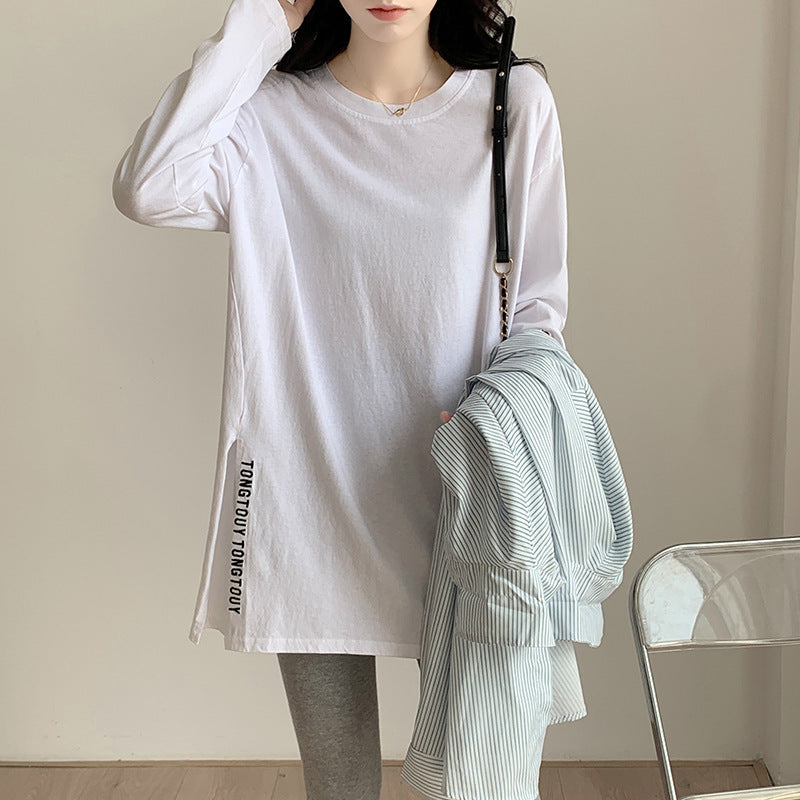 Kvinnors längre oversized skjorta med sidofickor och modern text Mirla-Eva Jonsson