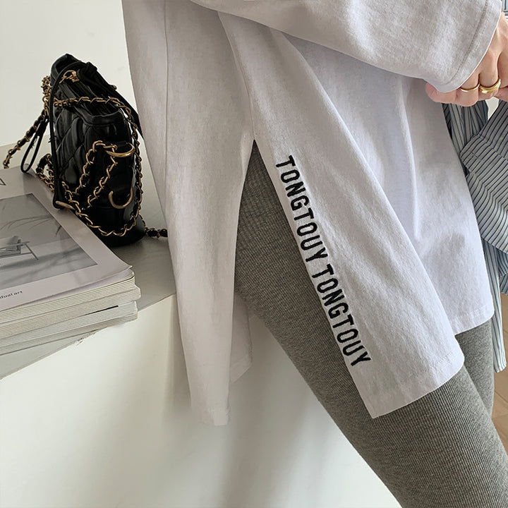 Kvinnors längre oversized skjorta med sidofickor och modern text Mirla-Eva Jonsson