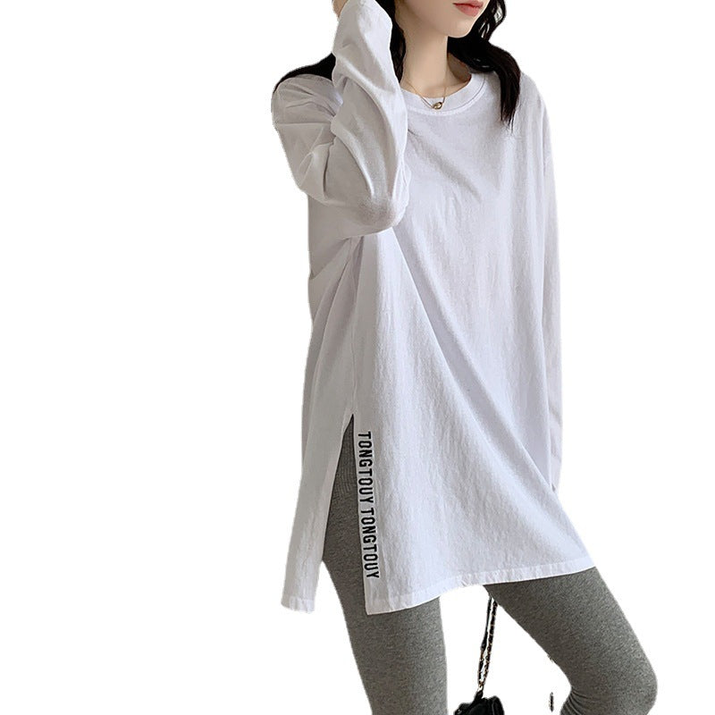 Kvinnors längre oversized skjorta med sidofickor och modern text Mirla-Eva Jonsson