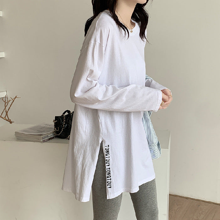 Kvinnors längre oversized skjorta med sidofickor och modern text Mirla-Eva Jonsson