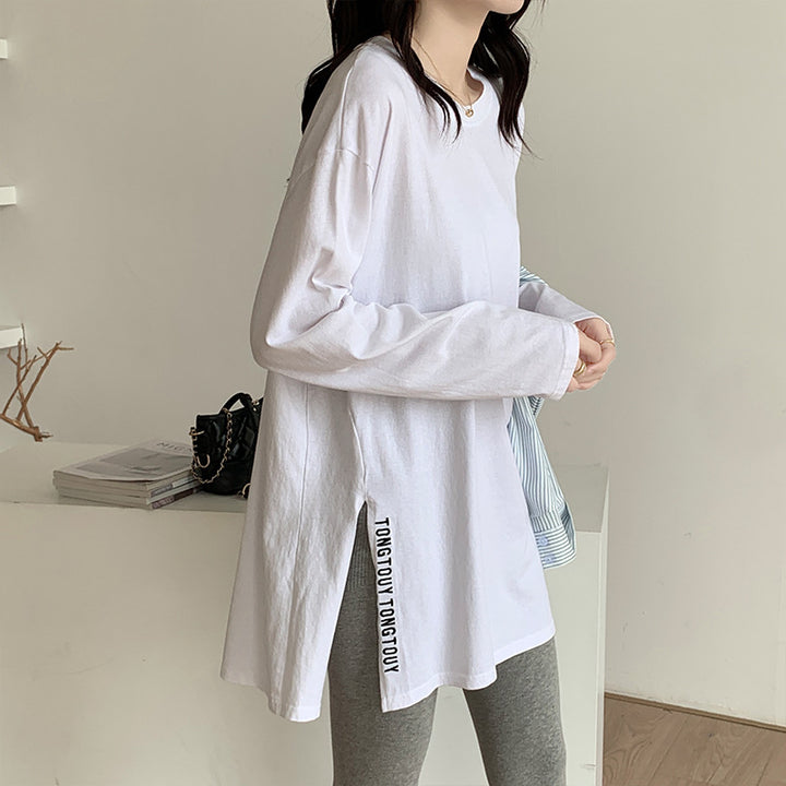 Kvinnors längre oversized skjorta med sidofickor och modern text Mirla-Eva Jonsson