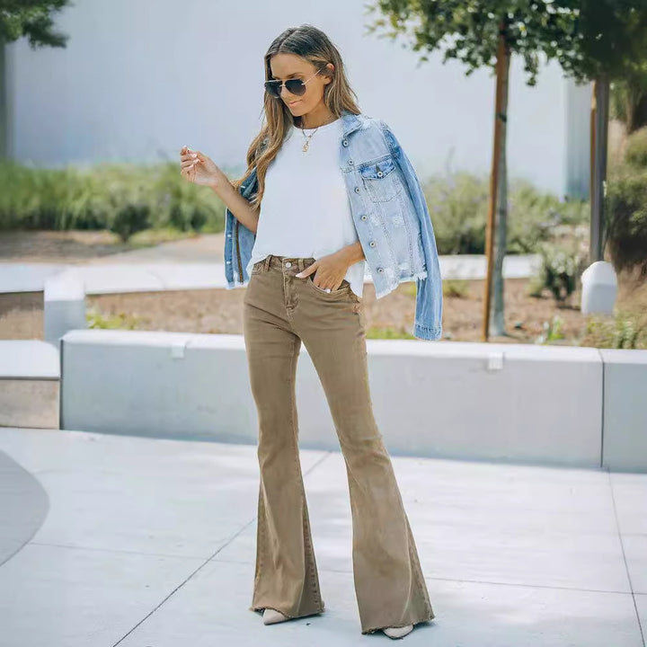 Kvinnors längre utsvängda jeans med hög midja och modernt design Mirla-Eva Jonsson