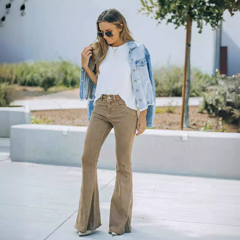 Kvinnors längre utsvängda jeans med hög midja och modernt design Mirla-Eva Jonsson