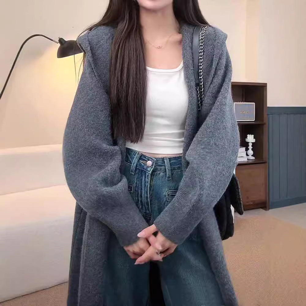 Kvinnors långstickad kappa med avslappnad huva och vida ärmar draperade-Eva Jonsson