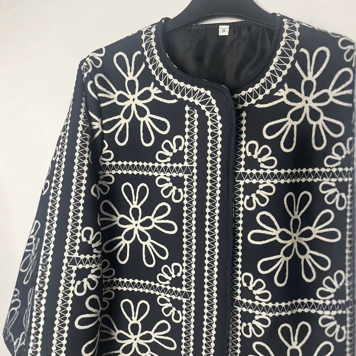 Kvinnors lapptäcksdesign jacka med blommönster och eleganta applikationer Mirla-Eva Jonsson