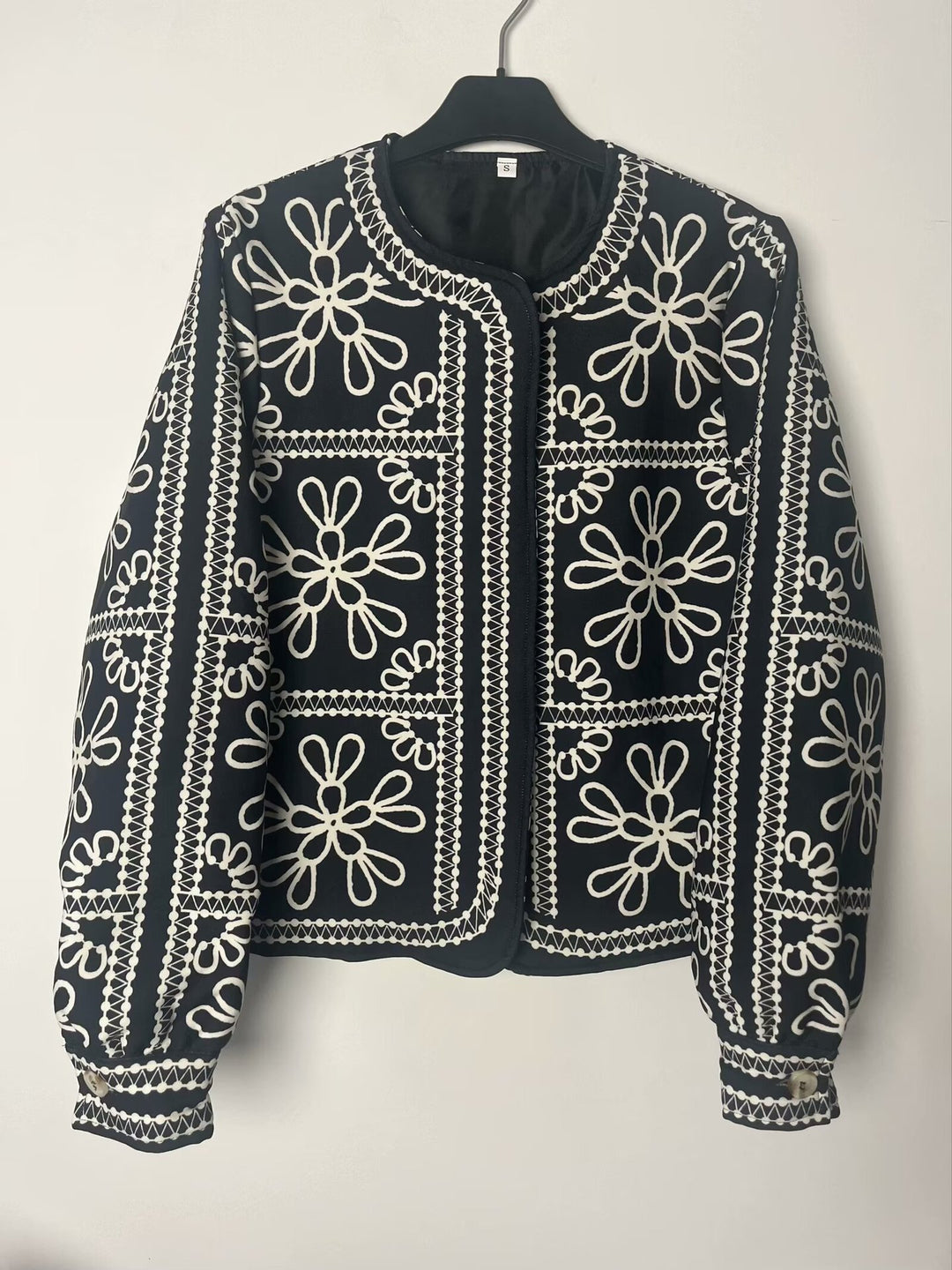 Kvinnors lapptäcksdesign jacka med blommönster och eleganta applikationer Mirla-Eva Jonsson
