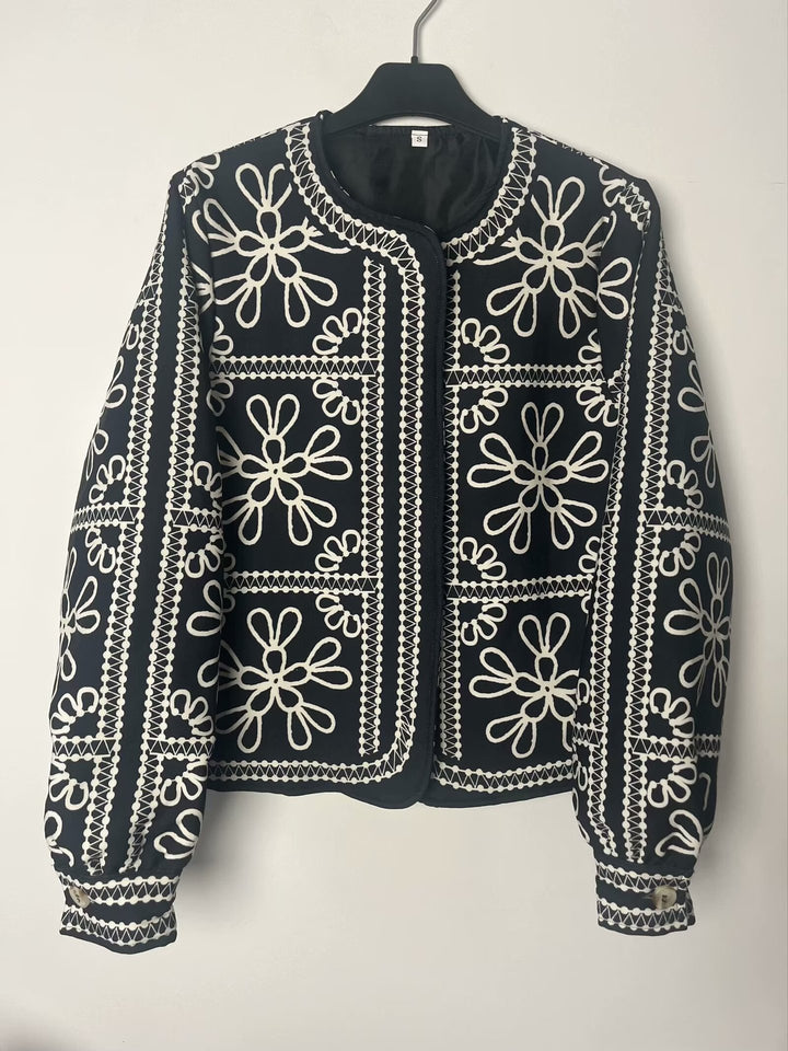 Kvinnors lapptäcksdesign jacka med blommönster och eleganta applikationer Mirla-Eva Jonsson