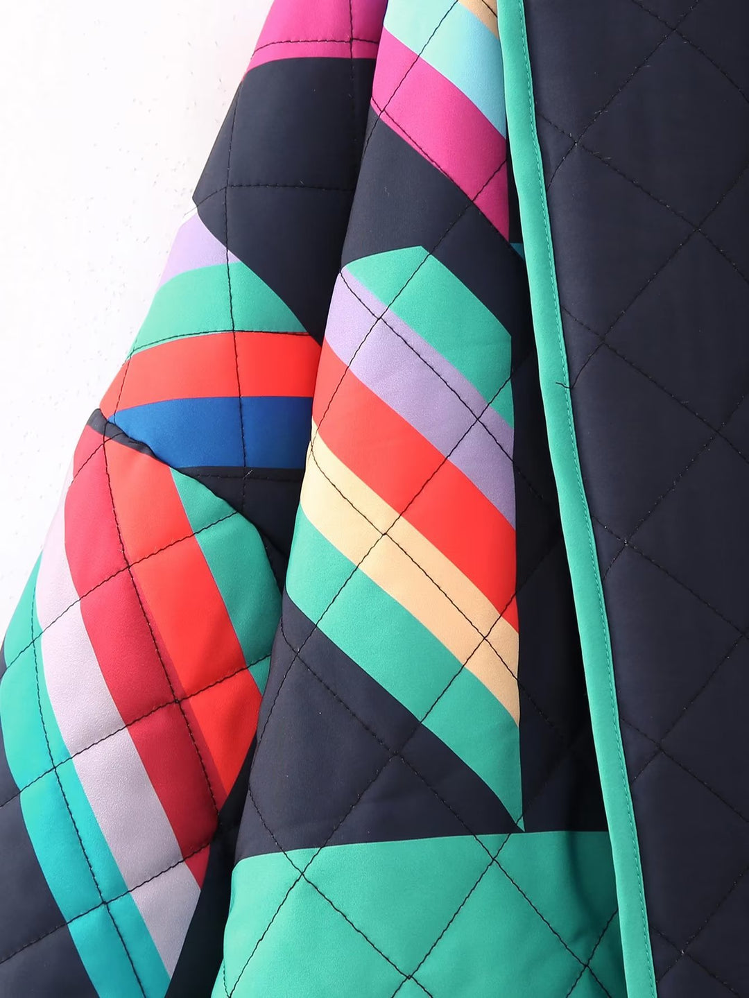 Kvinnors lätta quiltade färgjacka i modern design med stora fickor Mirla-Eva Jonsson