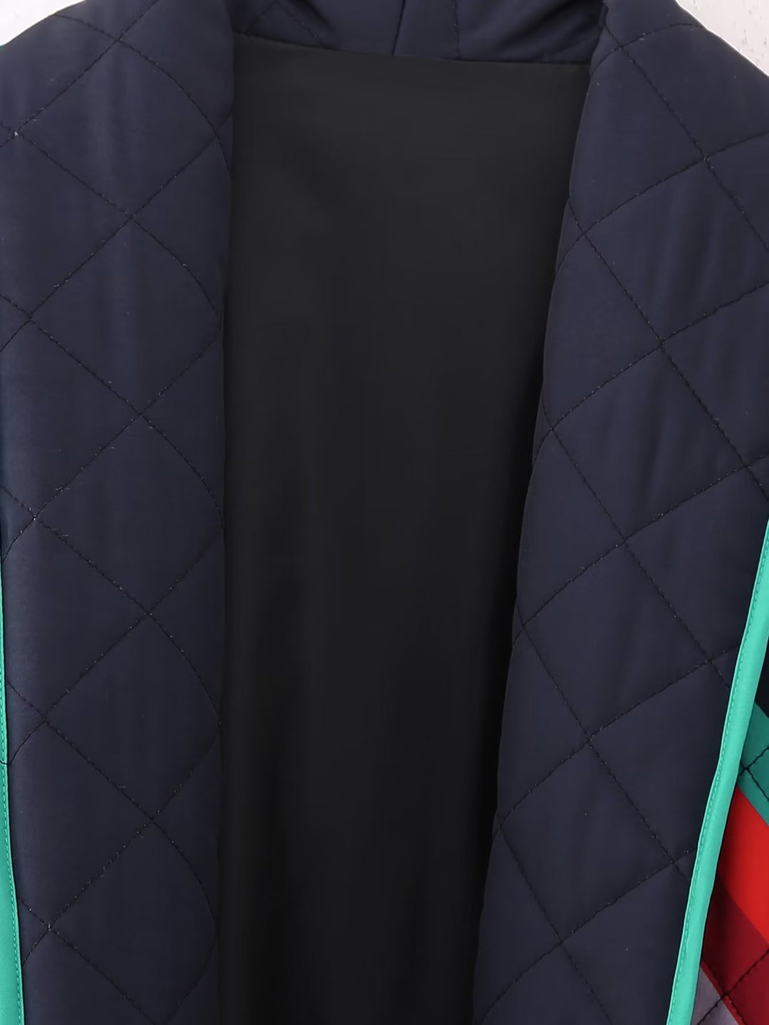 Kvinnors lätta quiltade färgjacka i modern design med stora fickor Mirla-Eva Jonsson