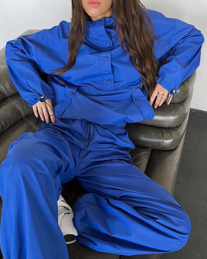 Kvinnors lätta vindjacka i oversized passform med dragsko och tryckknappdetaljer Mirla-Eva Jonsson