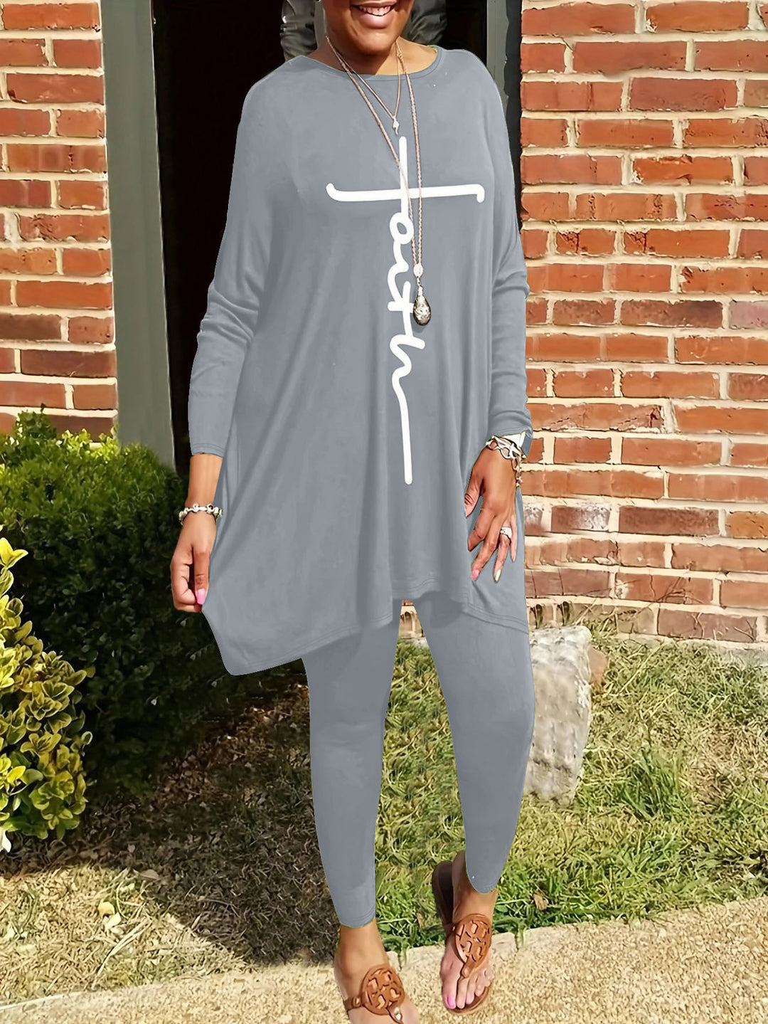 Kvinnors leggings och tunikセット med asymmetrisk skärning och motiverande tryck Mirla-Eva Jonsson