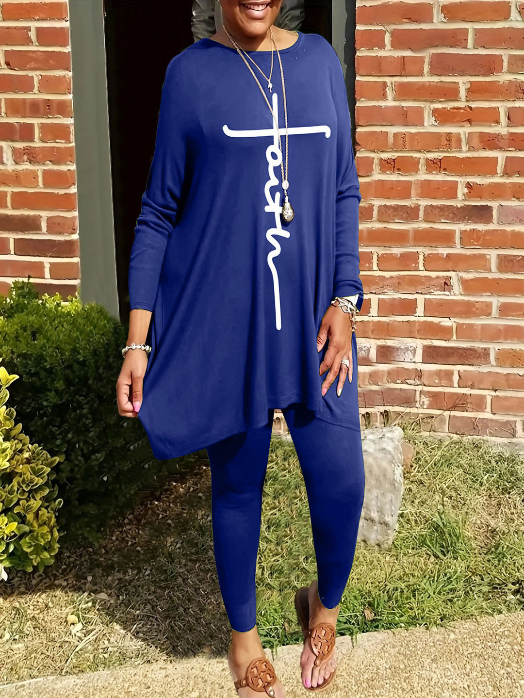 Kvinnors leggings och tunikセット med asymmetrisk skärning och motiverande tryck Mirla-Eva Jonsson