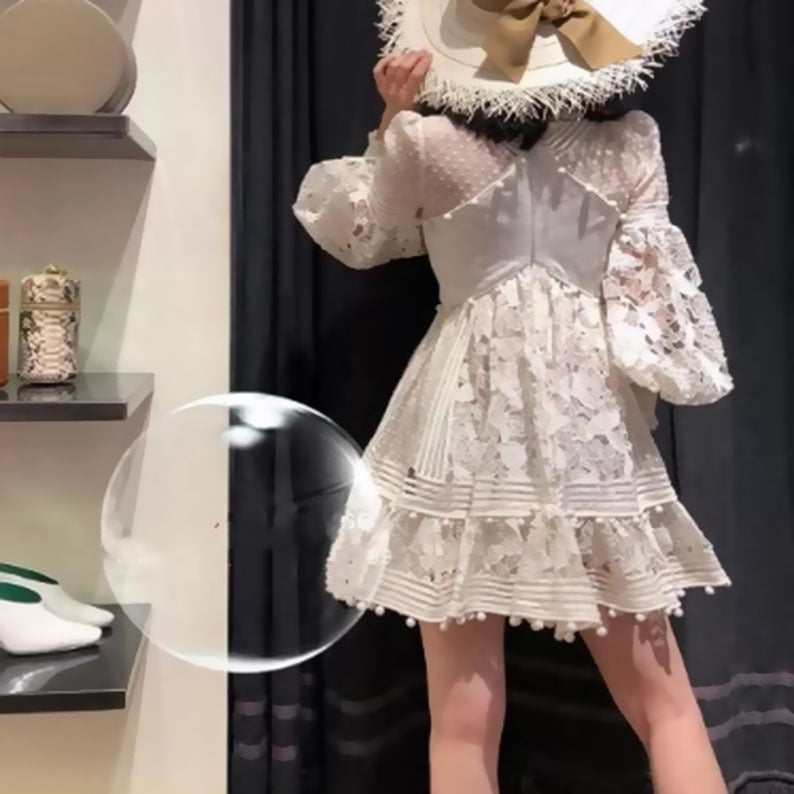 Kvinnors lekfulla blommig klänning med volangdetaljer och genomskinliga puffärmar Mirla-Eva Jonsson