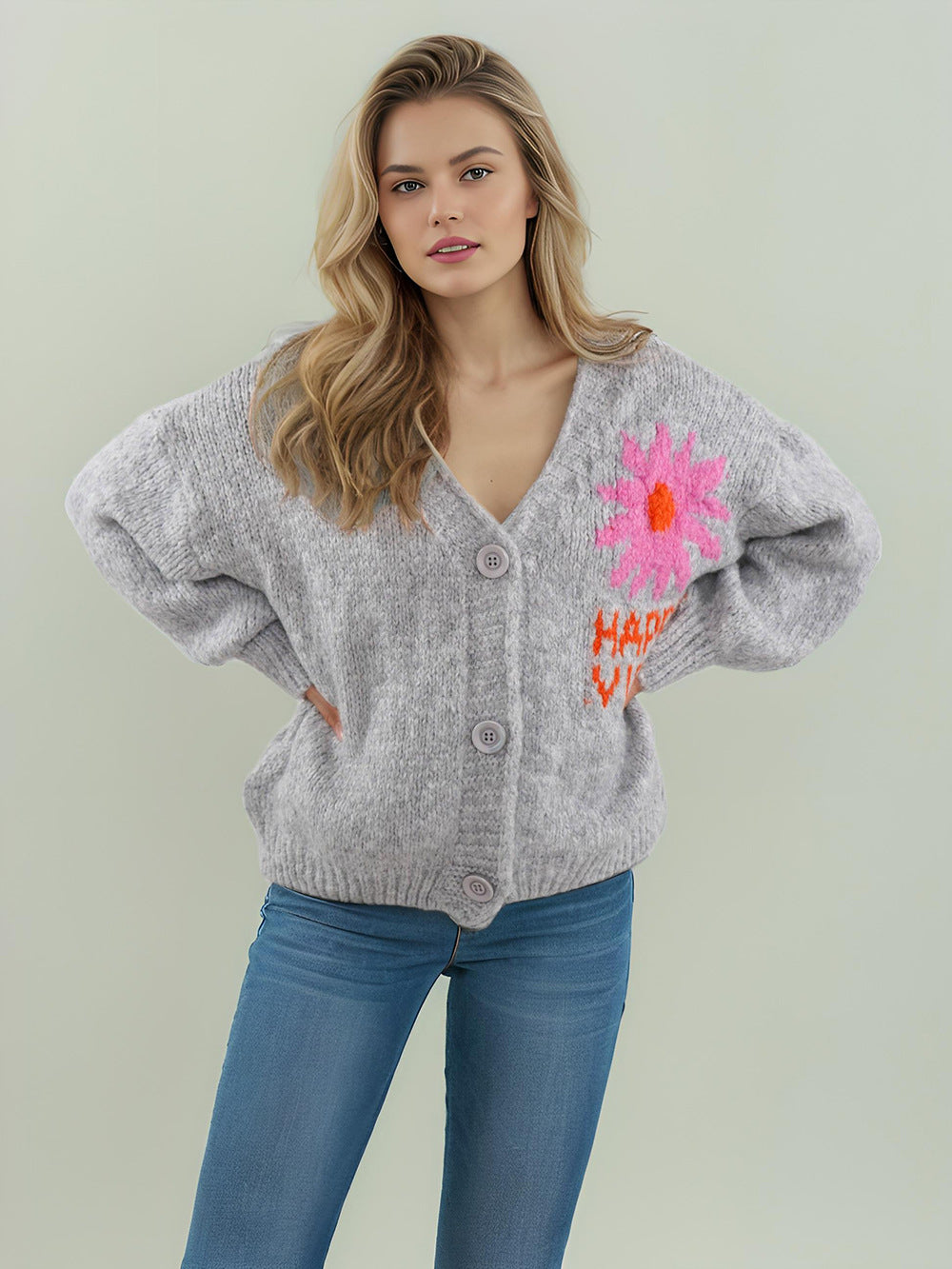 Kvinnors lekfulla kofta med färgglad blomsterdesign och stora knappar Mirla-Eva Jonsson