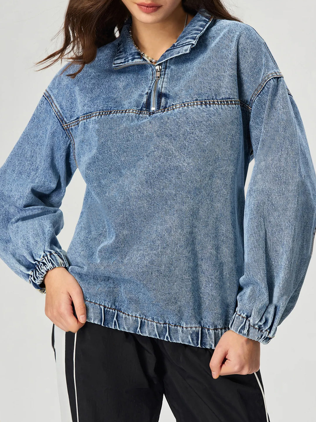 Kvinnors lösa denimpullover med stående krage och dragkedja Mirla-Eva Jonsson