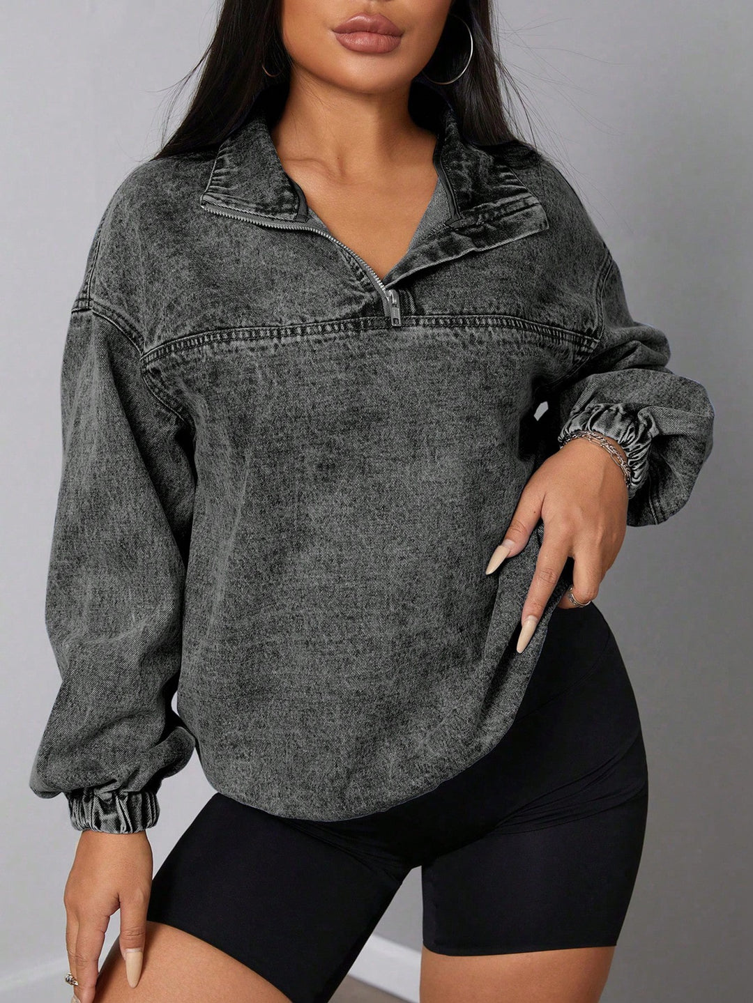 Kvinnors lösa denimpullover med stående krage och dragkedja Mirla-Eva Jonsson