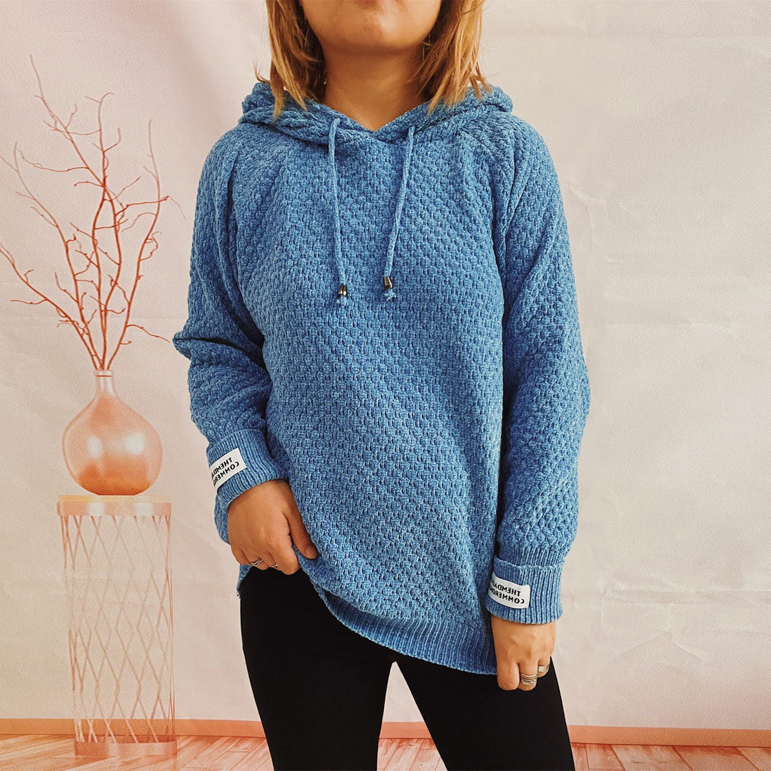 Kvinnors lösa hoodie med texturerat tyg och modern dragsko Mirla-Eva Jonsson
