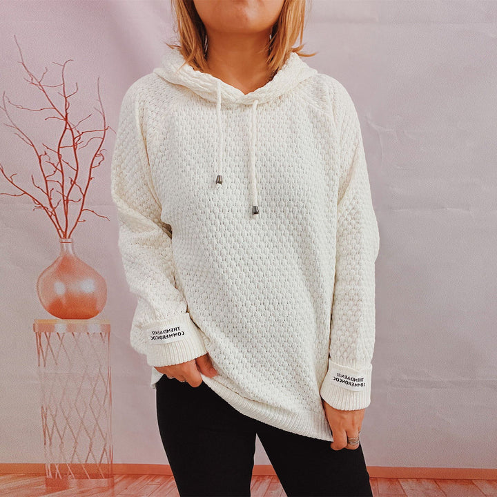 Kvinnors lösa hoodie med texturerat tyg och modern dragsko Mirla-Eva Jonsson