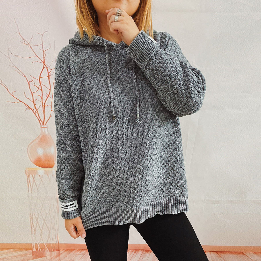Kvinnors lösa hoodie med texturerat tyg och modern dragsko Mirla-Eva Jonsson
