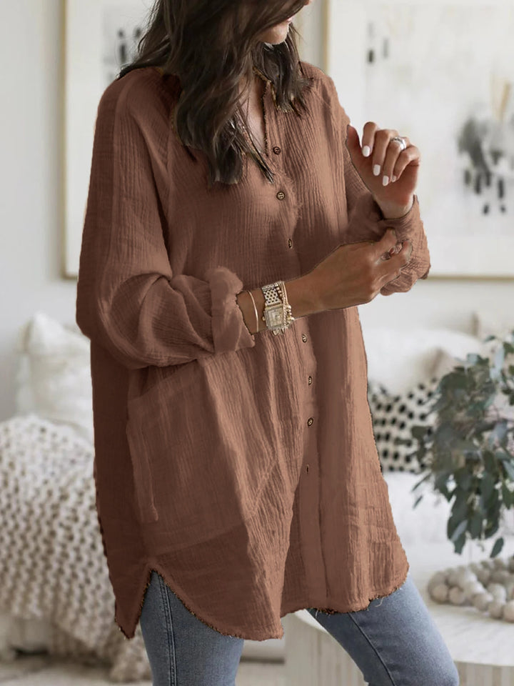 Kvinnors lösa långärmad blus med knappslå och bröstfickor Mirla-Eva Jonsson