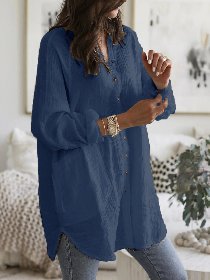 Kvinnors lösa långärmad blus med knappslå och bröstfickor Mirla-Eva Jonsson