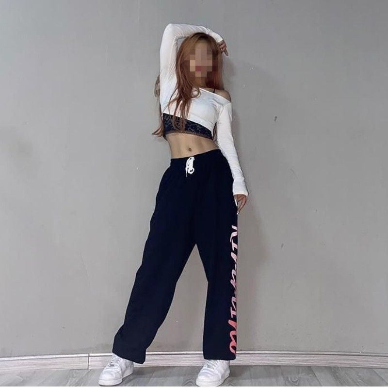 Kvinnors lösa sport joggingsbyxor med elastisk midja och modern bokstavering Mirla-Eva Jonsson