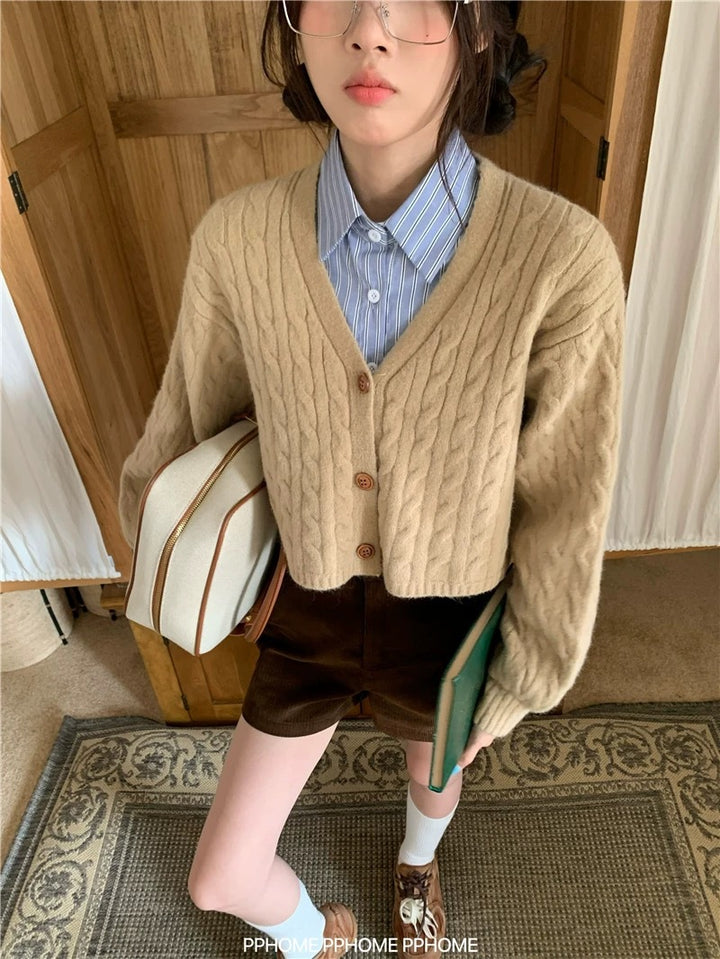 Kvinnors lösa stickad cardigan med kabelmönster och knäppning Mirla-Eva Jonsson