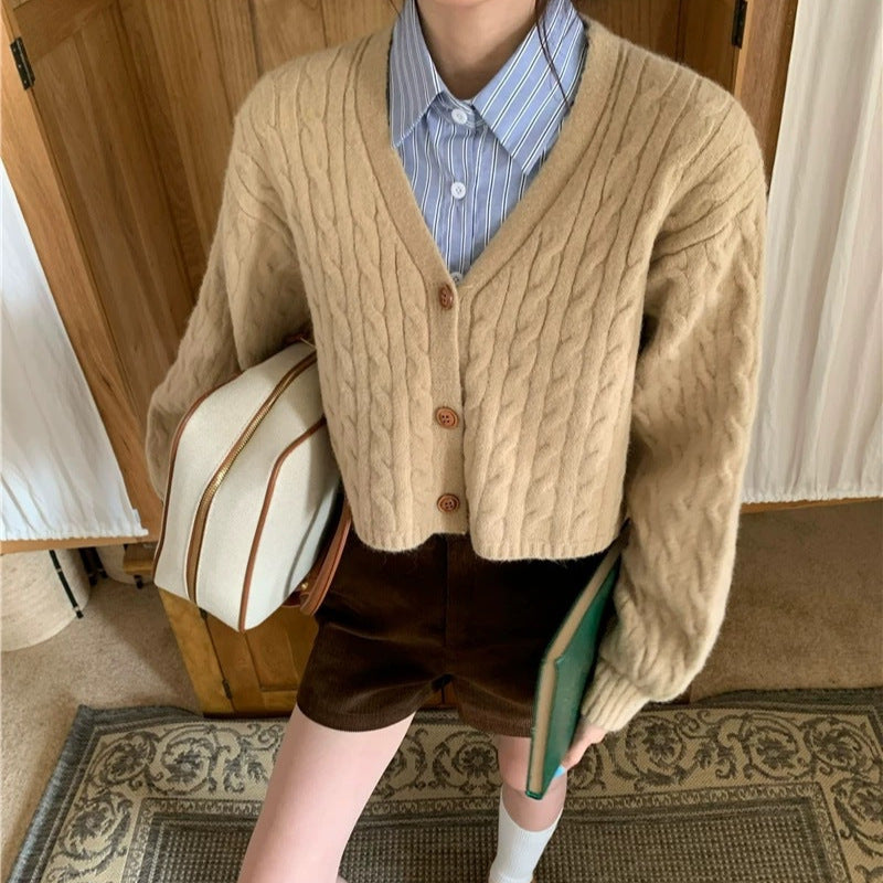 Kvinnors lösa stickad cardigan med kabelmönster och knäppning Mirla-Eva Jonsson