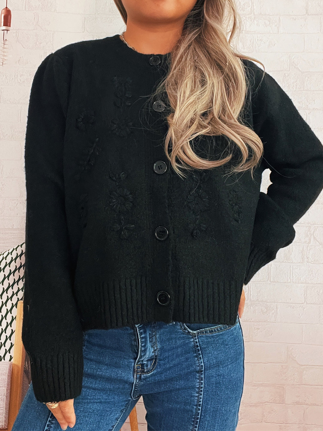 Kvinnors lösa stickade cardigan med blommiga applikationer och knappdetaljer Mirla-Eva Jonsson