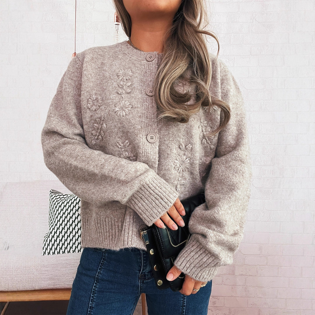 Kvinnors lösa stickade cardigan med blommiga applikationer och knappdetaljer Mirla-Eva Jonsson
