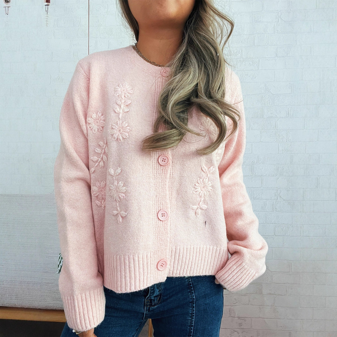 Kvinnors lösa stickade cardigan med blommiga applikationer och knappdetaljer Mirla-Eva Jonsson
