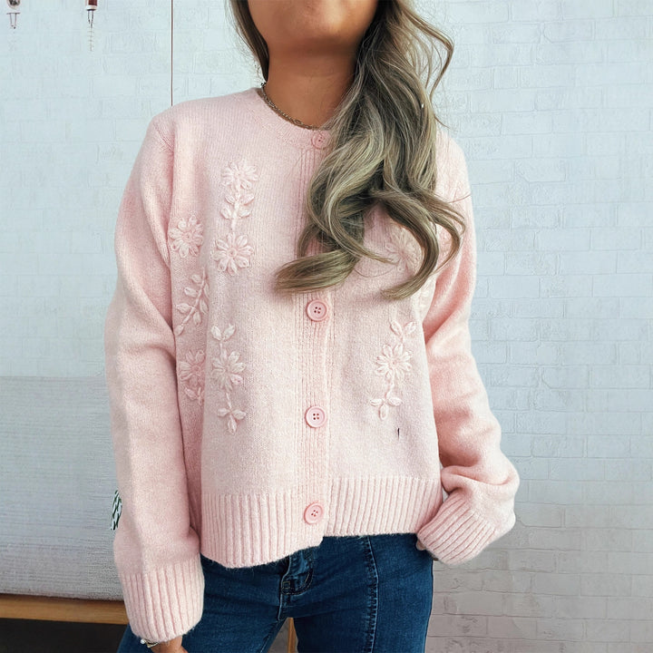 Kvinnors lösa stickade cardigan med blommiga applikationer och knappdetaljer Mirla-Eva Jonsson