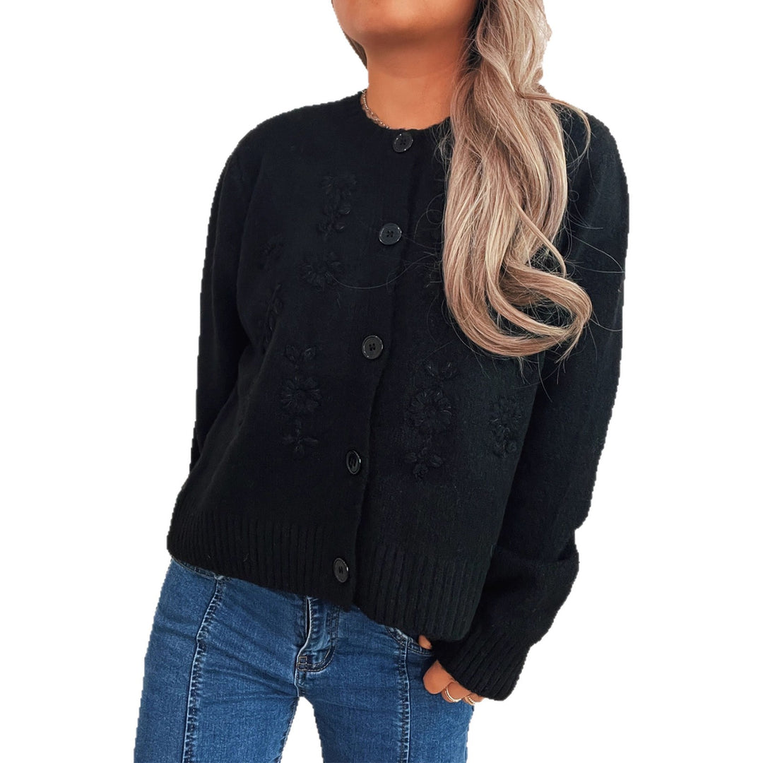 Kvinnors lösa stickade cardigan med blommiga applikationer och knappdetaljer Mirla-Eva Jonsson