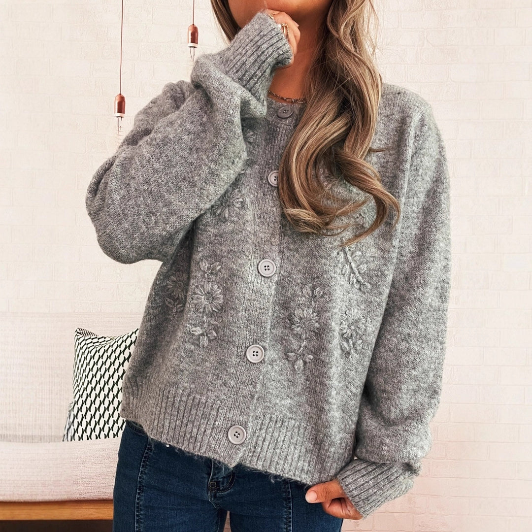 Kvinnors lösa stickade cardigan med blommiga applikationer och knappdetaljer Mirla-Eva Jonsson