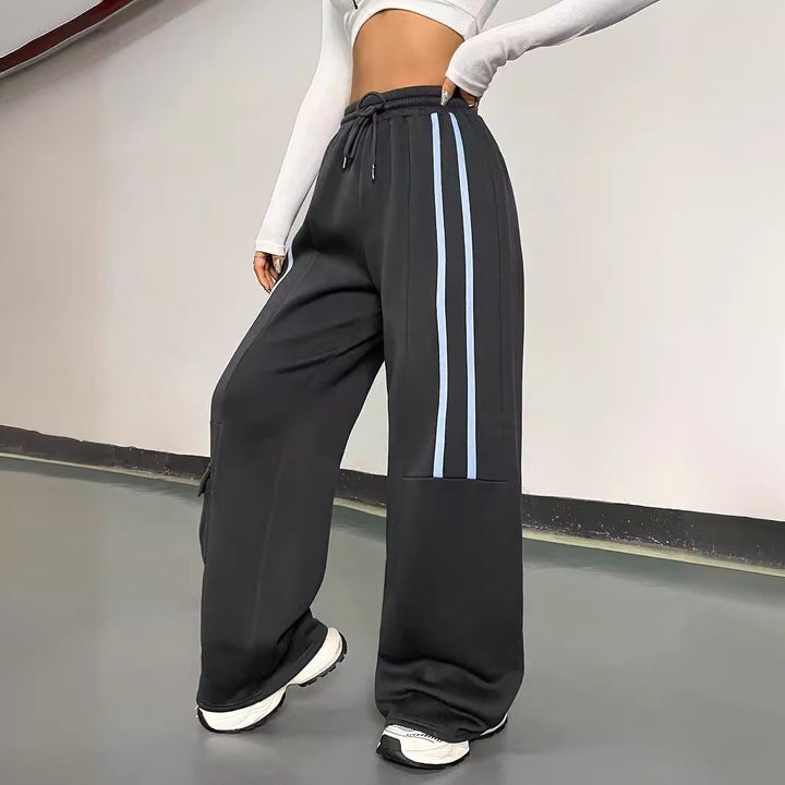 Kvinnors lösa träningsbyxor i urban streetwear-stil med elastisk midja och praktiska fickor Mirla-Eva Jonsson