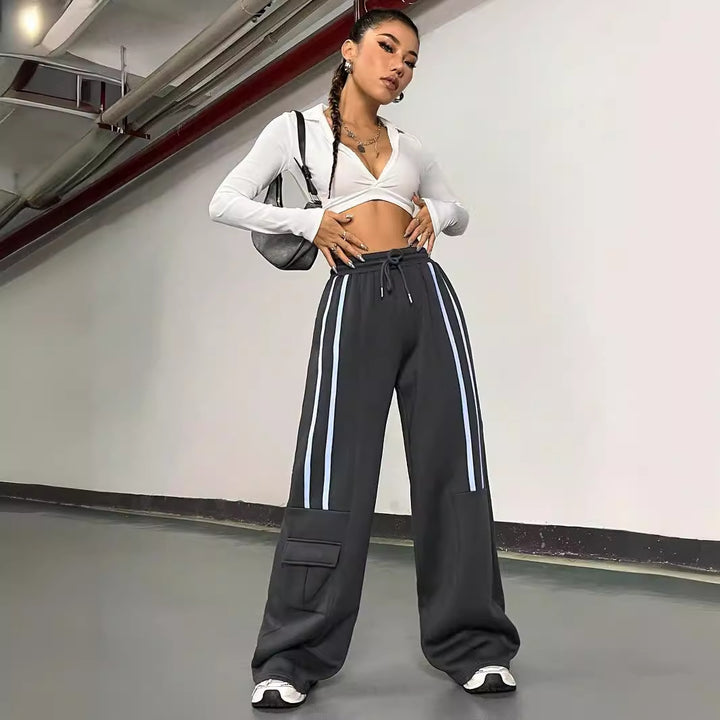 Kvinnors lösa träningsbyxor i urban streetwear-stil med elastisk midja och praktiska fickor Mirla-Eva Jonsson