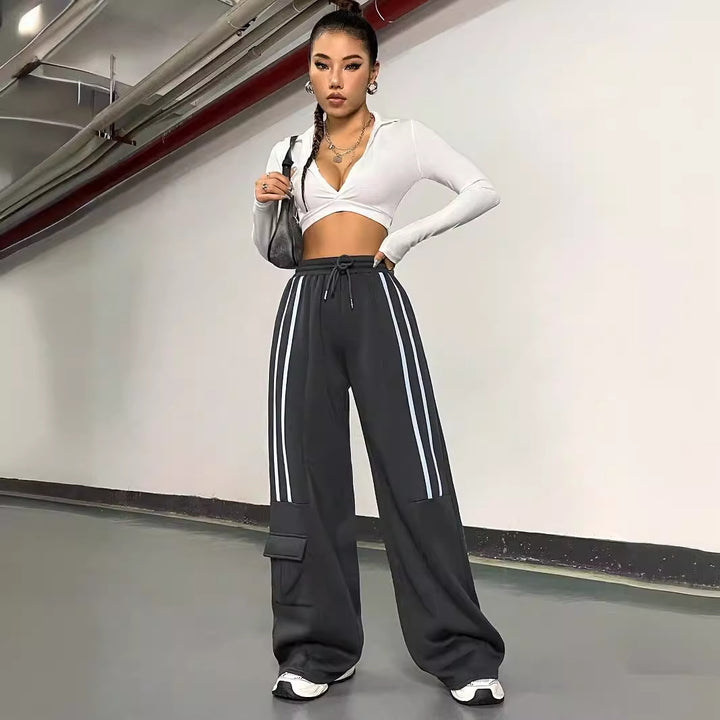 Kvinnors lösa träningsbyxor i urban streetwear-stil med elastisk midja och praktiska fickor Mirla-Eva Jonsson
