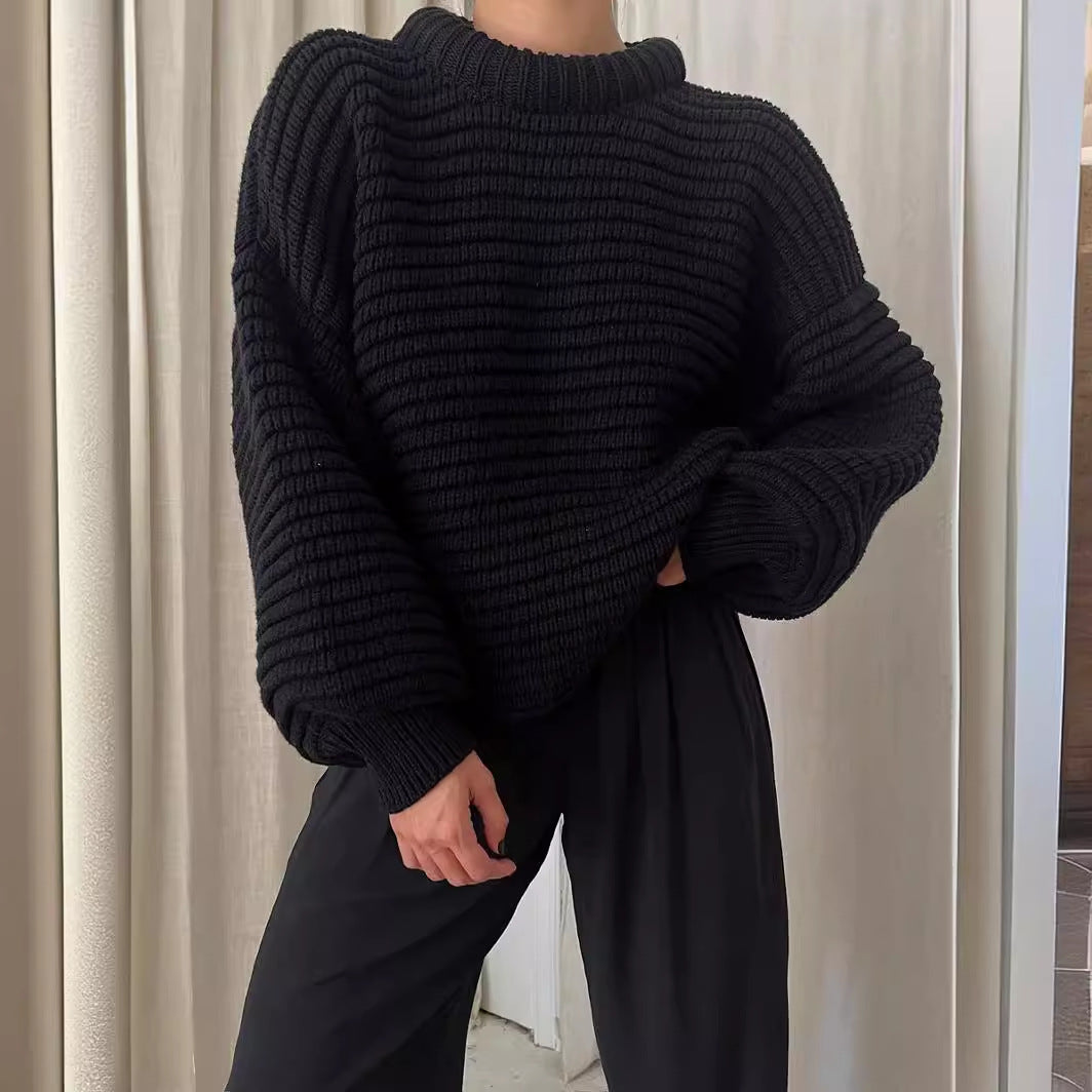 Kvinnors löst stickad pullover med hög krage och breda ribbstickade manschetter Mirla-Eva Jonsson