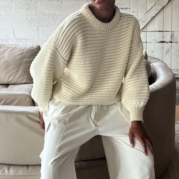Kvinnors löst stickad pullover med hög krage och breda ribbstickade manschetter Mirla-Eva Jonsson