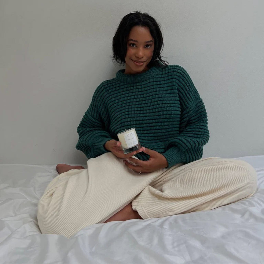 Kvinnors löst stickad pullover med hög krage och breda ribbstickade manschetter Mirla-Eva Jonsson