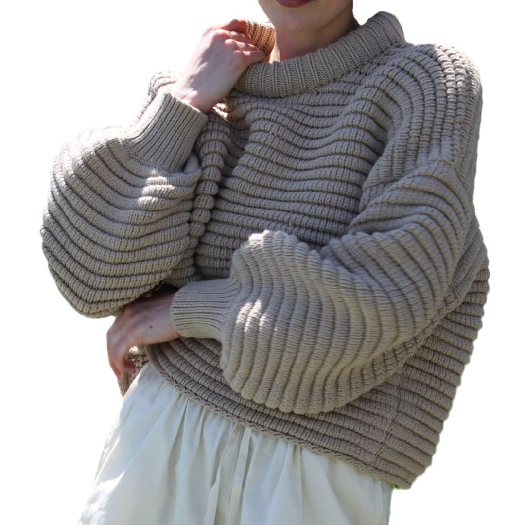 Kvinnors löst stickad pullover med hög krage och breda ribbstickade manschetter Mirla-Eva Jonsson