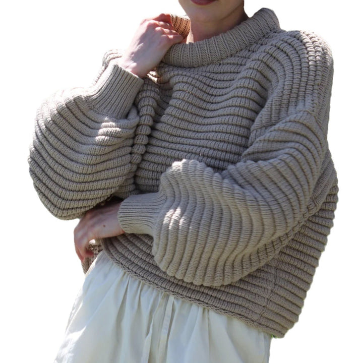 Kvinnors löst stickad pullover med hög krage och breda ribbstickade manschetter Mirla-Eva Jonsson