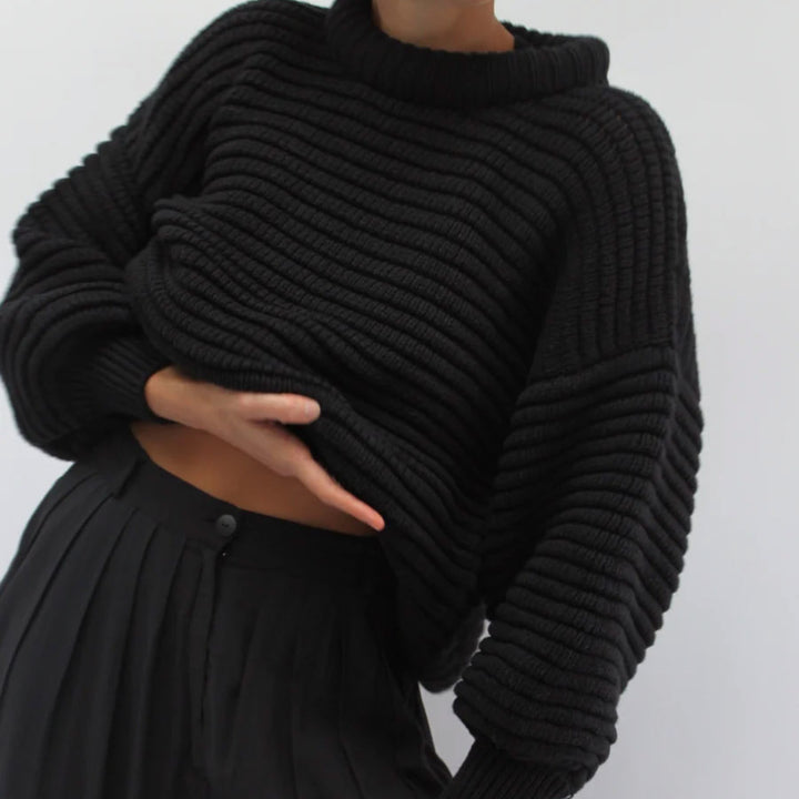 Kvinnors löst stickad pullover med hög krage och breda ribbstickade manschetter Mirla-Eva Jonsson