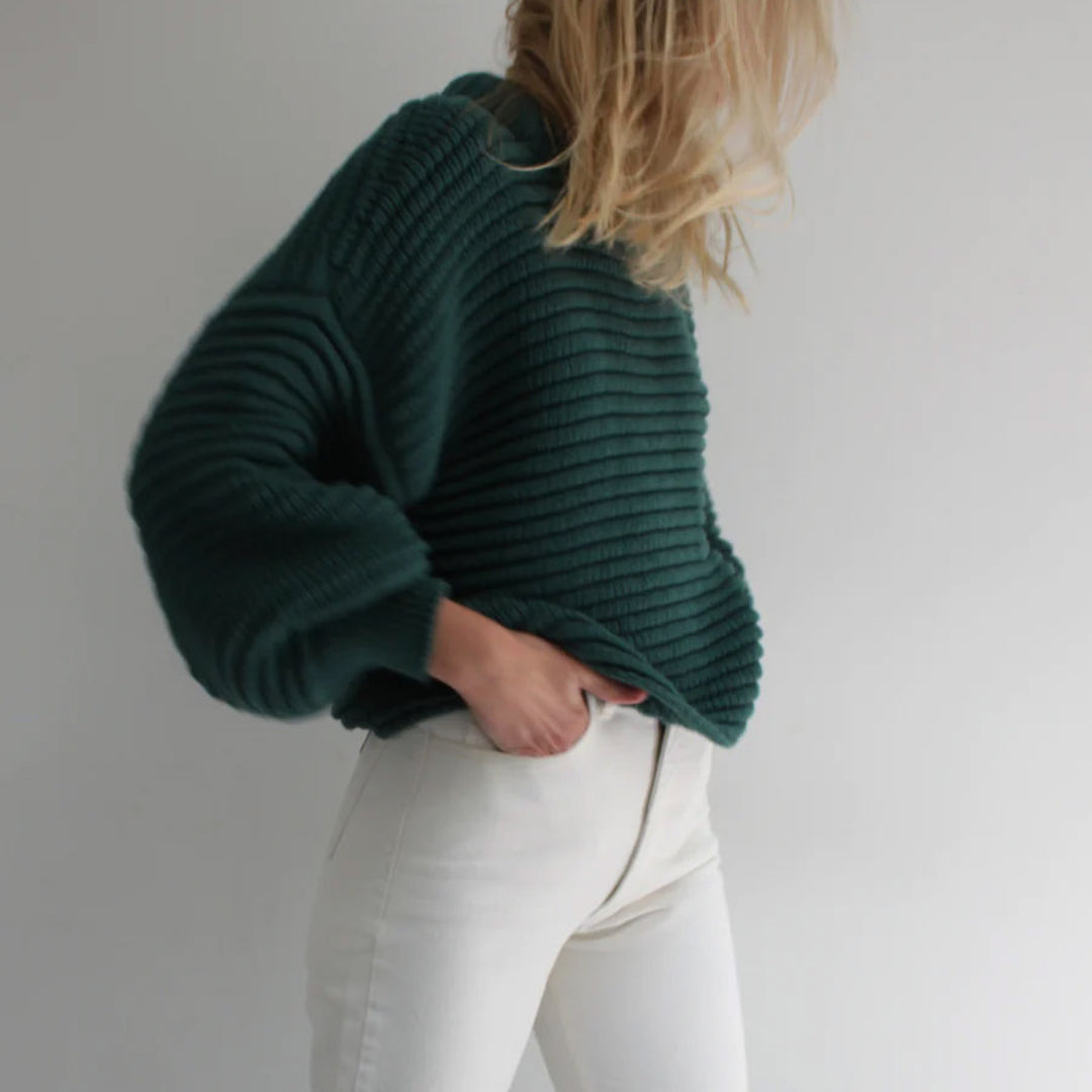 Kvinnors löst stickad pullover med hög krage och breda ribbstickade manschetter Mirla-Eva Jonsson