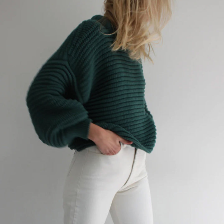 Kvinnors löst stickad pullover med hög krage och breda ribbstickade manschetter Mirla-Eva Jonsson